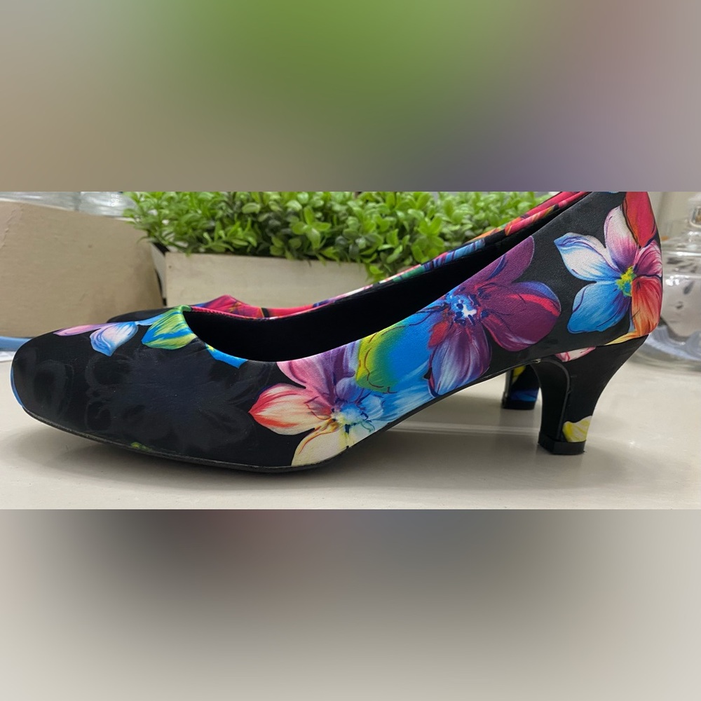 Angel Flex by Beacon Tropical Floral‎ Pumps- Size 10W Low Kitten Heal